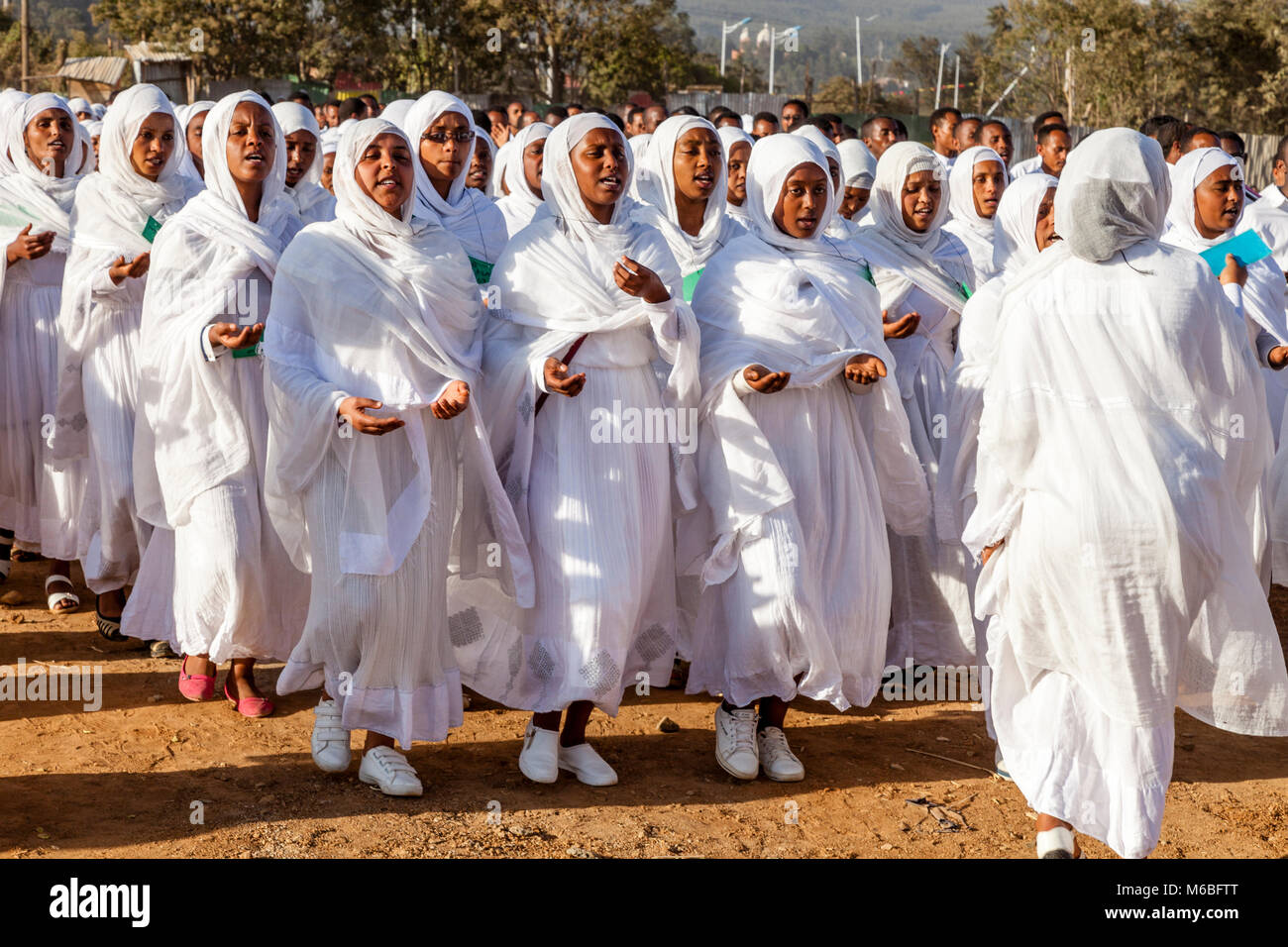 Una processione di ortodossa etiope di cristiani arrivano al Jan Sportsgound Meda per celebrare Timkat (Epifania), Addis Abeba, Etiopia Foto Stock