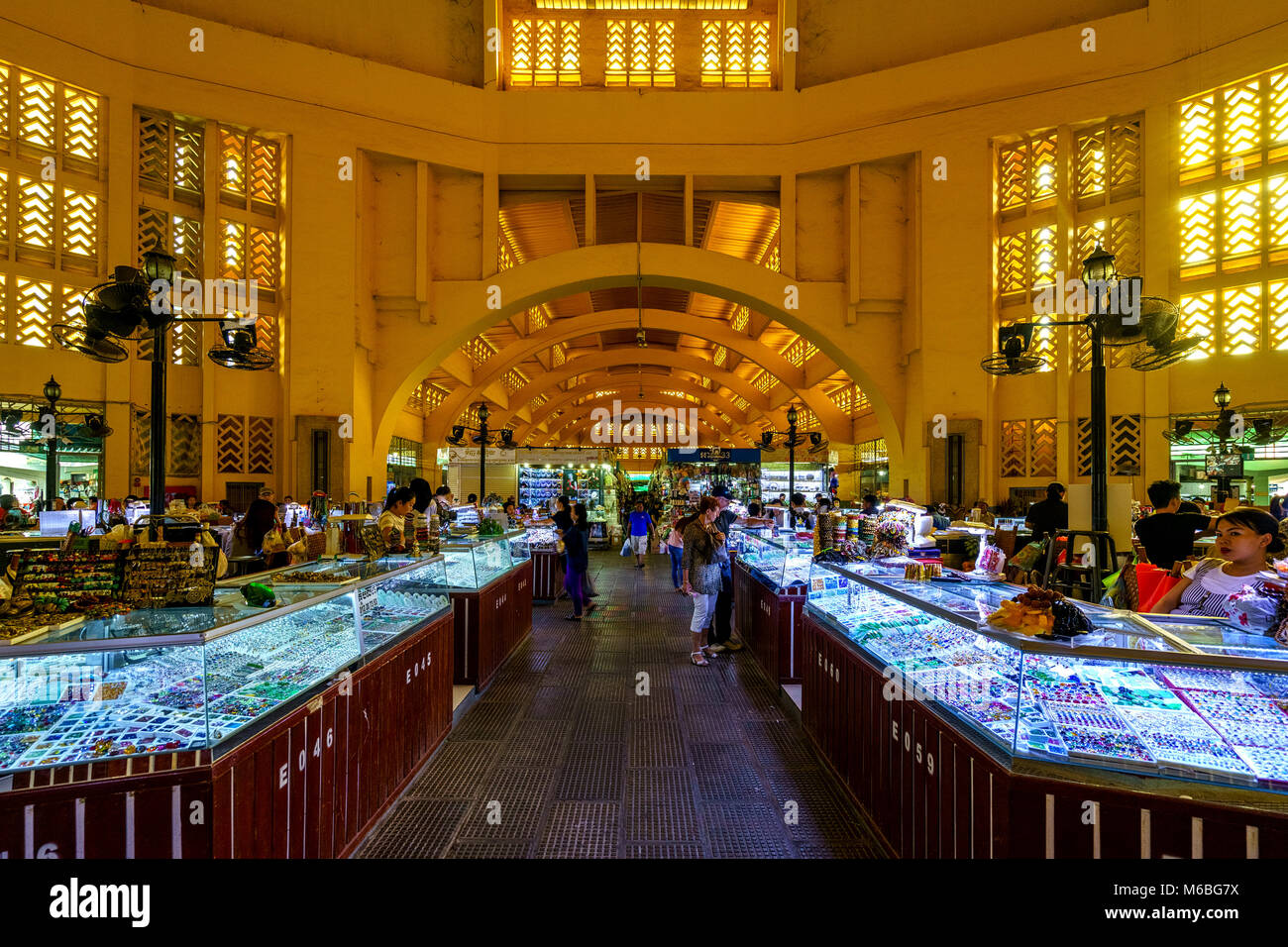 Mercato centrale famosa in Phnom Penh capitale della Cambogia. Una popolare destinazione turistica la vendita di tutti i tipi di beni e di servizi Foto Stock