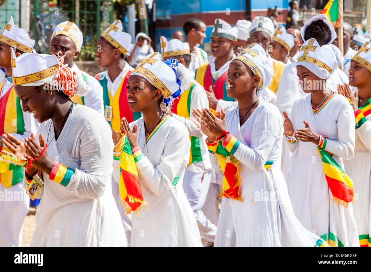 Una processione di ortodossa etiope di cristiani arrivano al Jan Sportsgound Meda per celebrare Timkat (Epifania), Addis Abeba, Etiopia Foto Stock