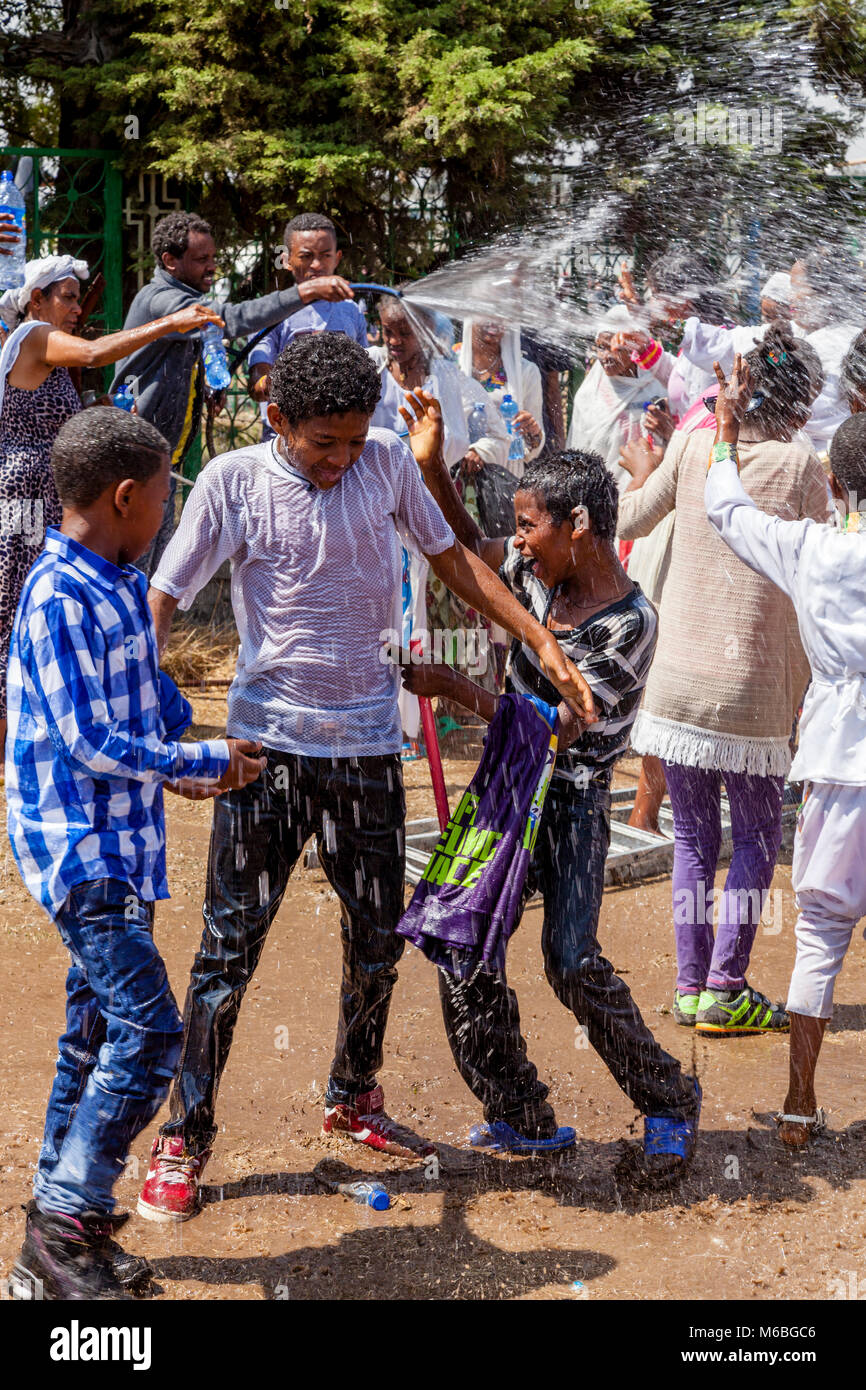 Cristiani etiopi sono spruzzati con acqua benedetta per celebrare il Battesimo di Gesù nel fiume Giordano, Timkat (Epifania), Addis Abeba, Etiopia Foto Stock