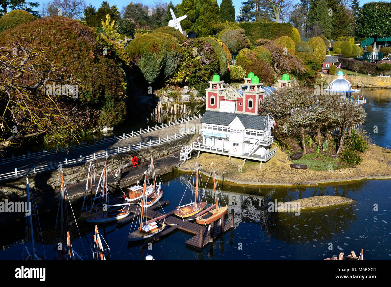 Il porto e molo a Bekonscot Model Village, Beaconsfield, Buckinghamshire, Inghilterra. REGNO UNITO Foto Stock