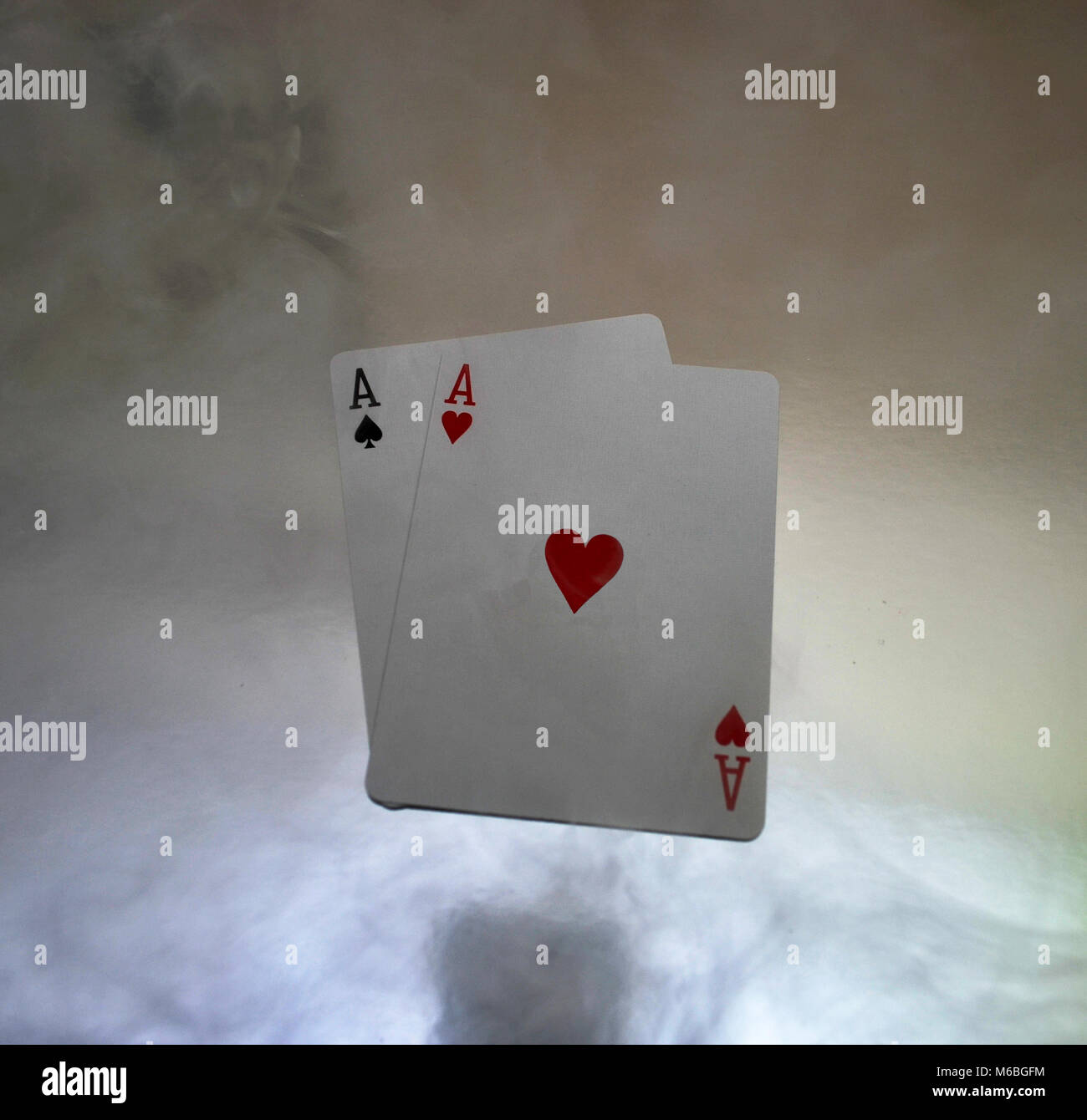 Coppia di fumatori aces carte da gioco Foto Stock