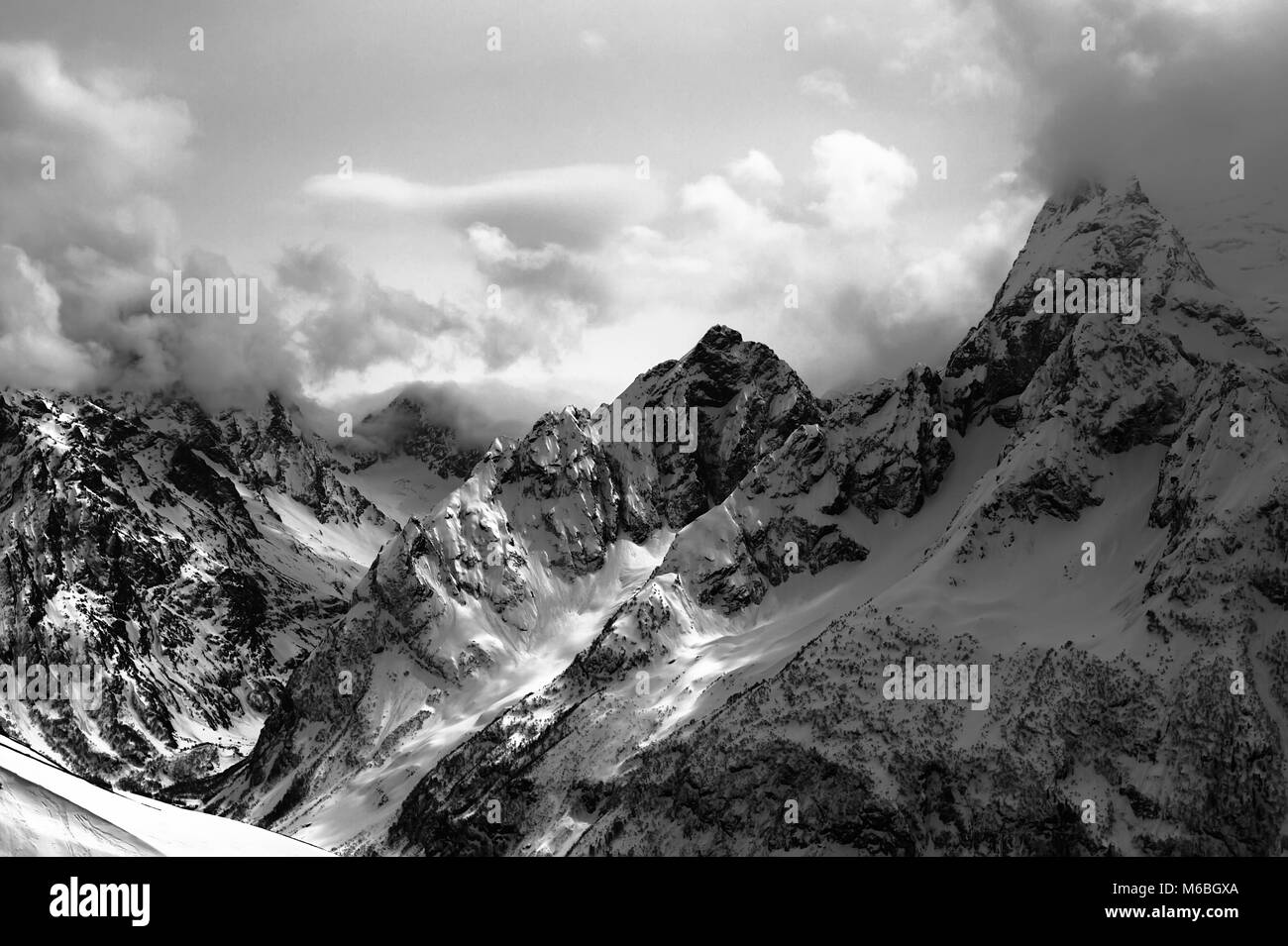 Oscuramente rocce e nuvole Foto Stock