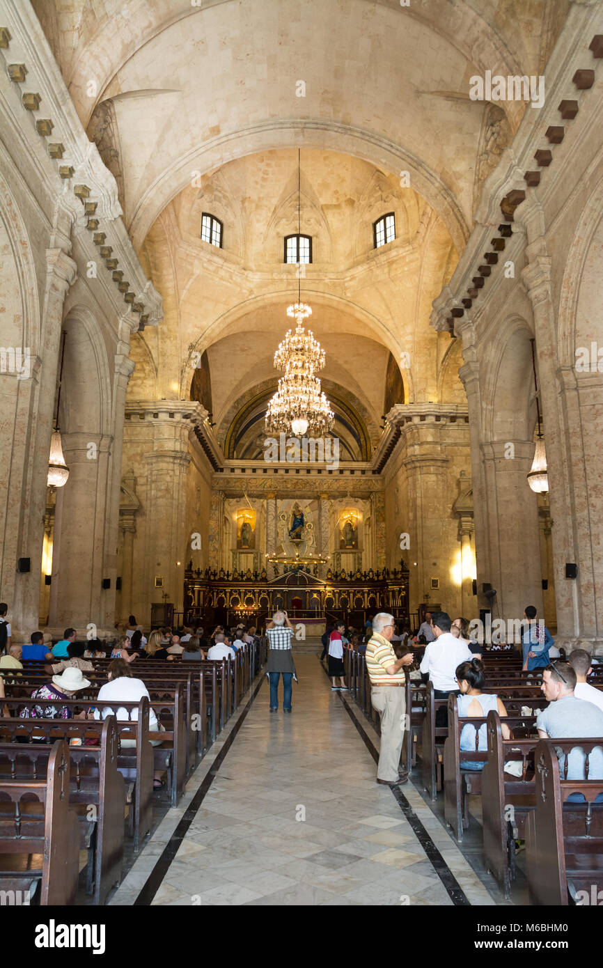 L'Avana, Cuba - 3 Dicembre 2017: Cattedrale de L Avana (Cuba) interno con fedeli e turisti in una Domenica di Dicembre Foto Stock