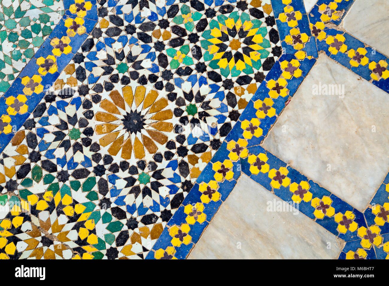Marocchino colorate piastrelle a mosaico in Fes, Marocco Foto Stock