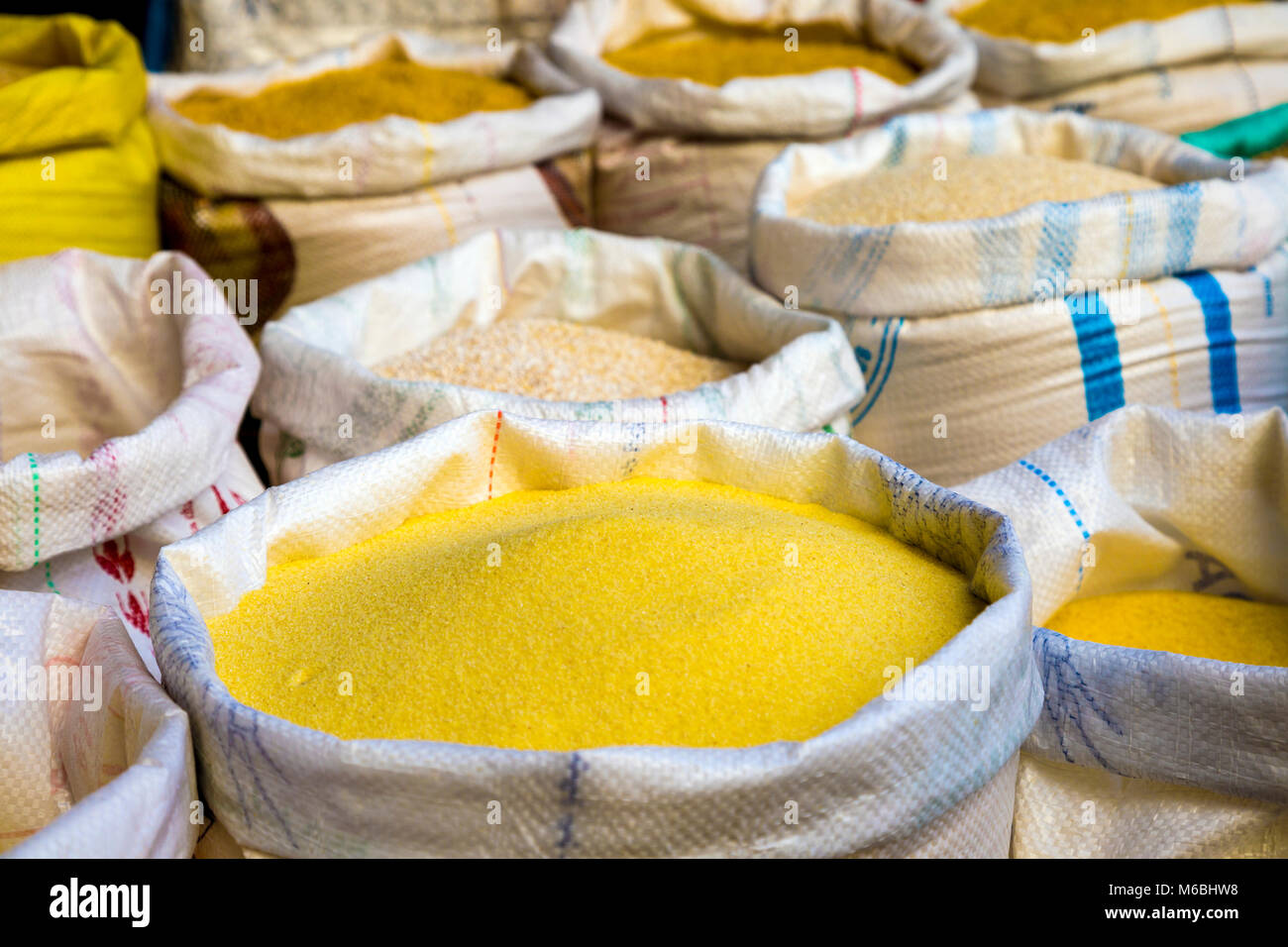 I sacchi dei grani e delle farine in una fase di stallo nel vecchio souk Medina di Fès, Marocco Foto Stock