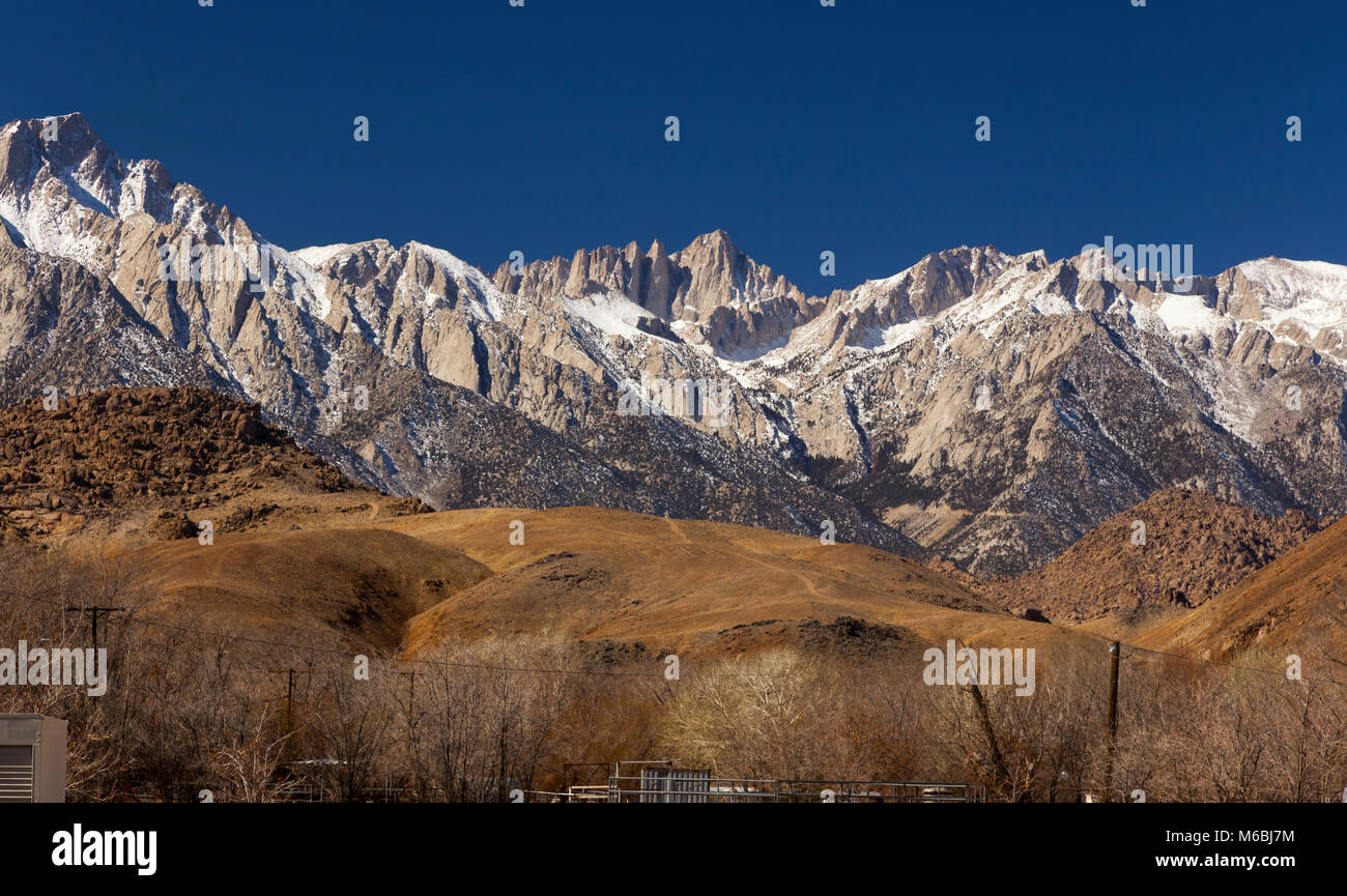 Alabama Hills, Whitney Mountain Peak, panorama panoramico. Lone Pine California USA Sierra Nevada Mountains Blue Skyline Foto Stock