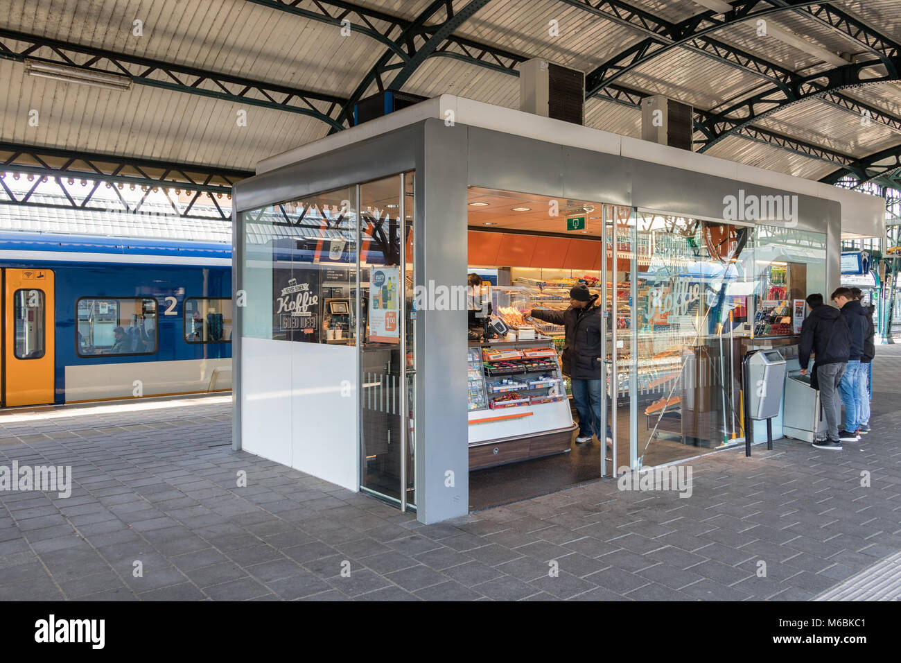 Den Bosch, Paesi Bassi - 01 Febbraio 2018: i clienti che acquistano bevande e dolci al chiosco in Den Bosch stazione ferroviaria centrale Foto Stock