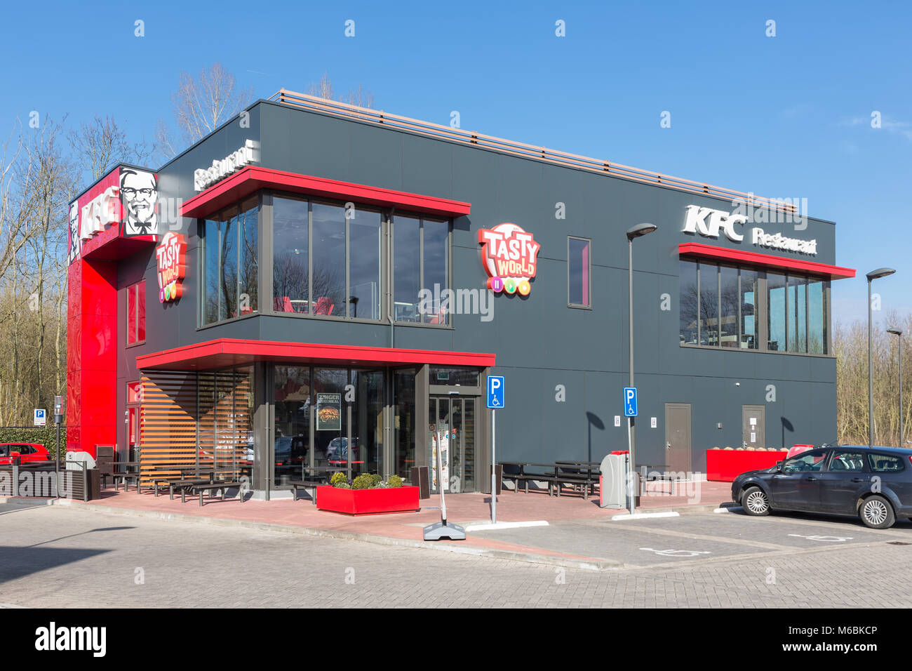 Parcheggio vicino autostrada olandese con KFC un fast food ristorante Foto Stock