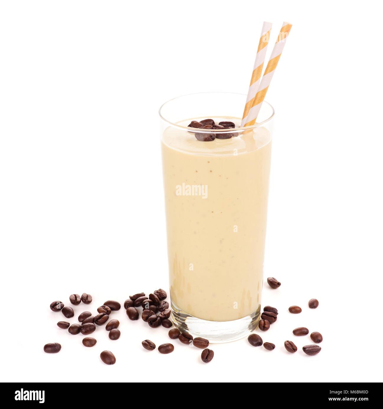 Caffè, frullato di banane in un bicchiere alto con i chicchi di caffè. Vista laterale, isolato su bianco. Foto Stock