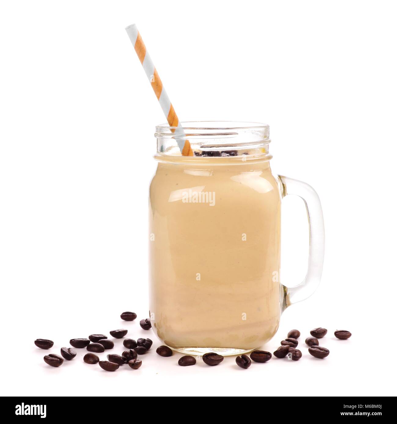 Caffè, frullato di banane in un mason jar con i chicchi di caffè. Vista laterale, isolato su bianco. Foto Stock