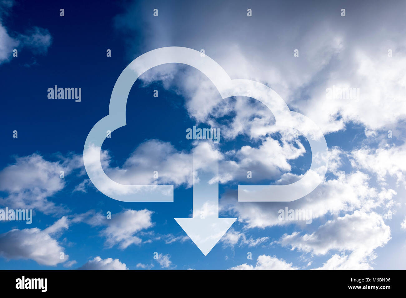 Disegno del cloud computing con la freccia verso il basso che rappresenta il download da un computer remoto server. Cielo blu e il cloud immagine in background indica l'accessi Foto Stock