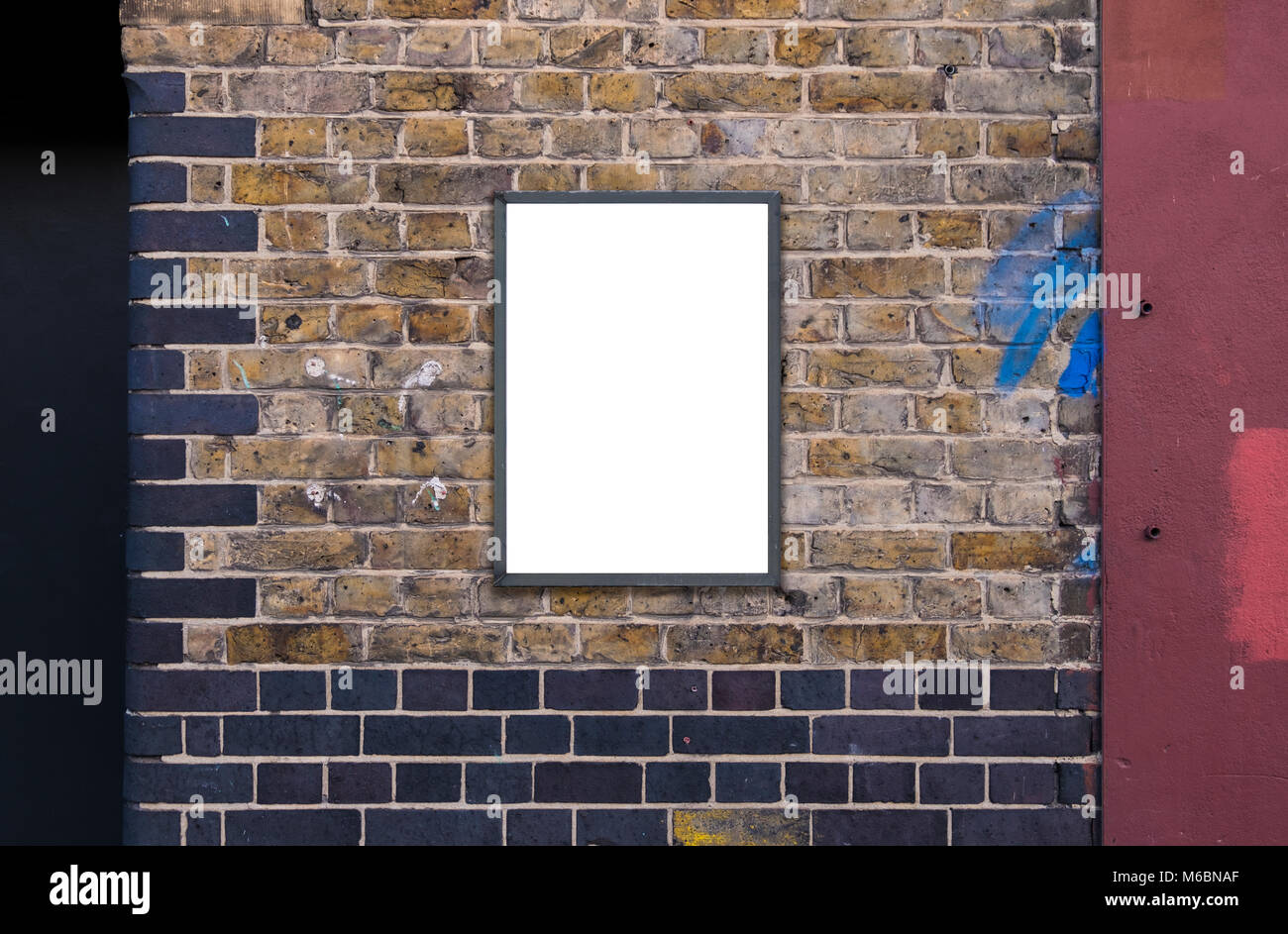 Pubblicità vuota A2 poster cartellone su un muro di mattoni Foto Stock