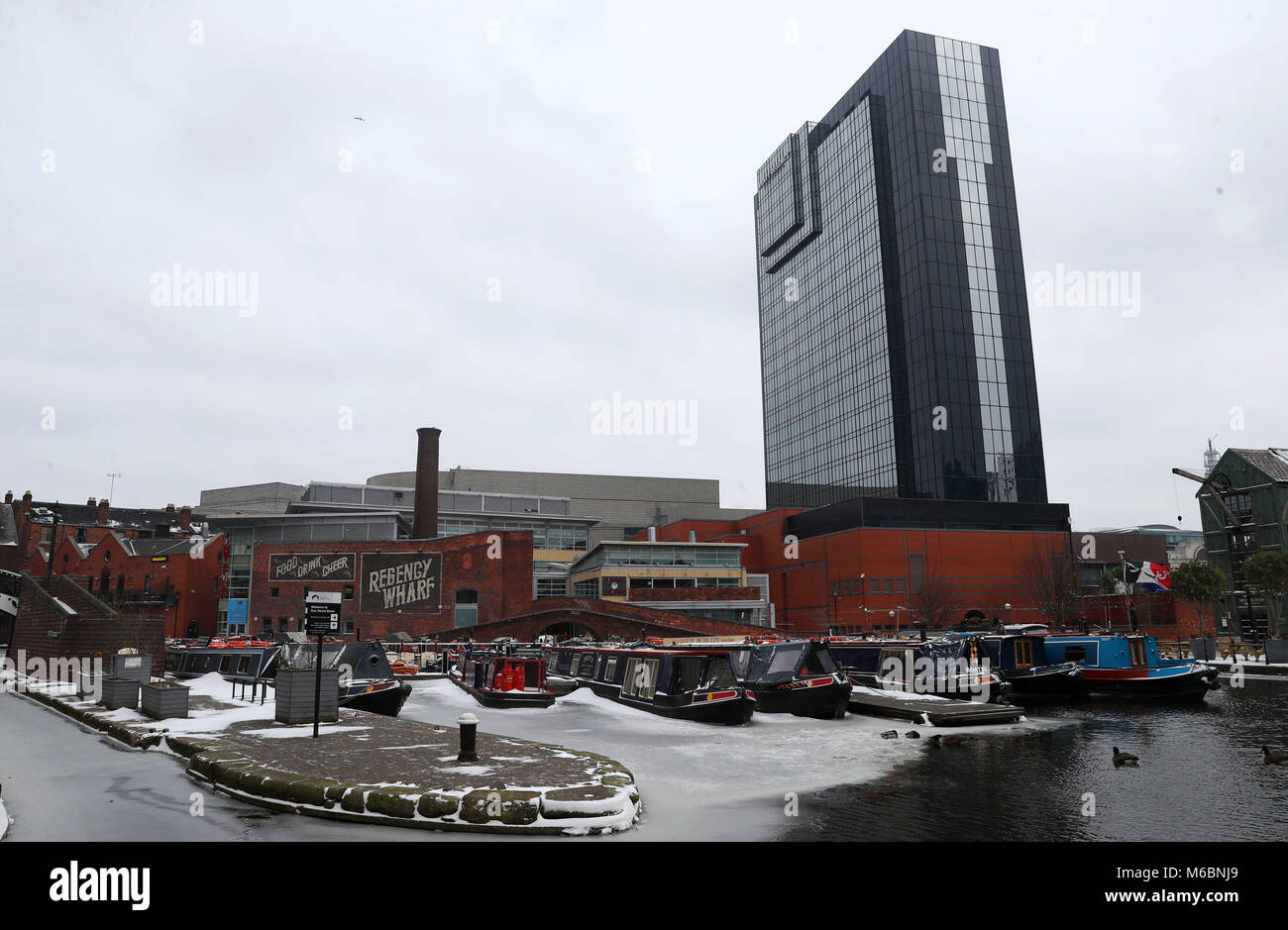 Battelli sono congelati in posizione in Birmingham's canal sistema come neve continuano in tutto il paese. Foto Stock