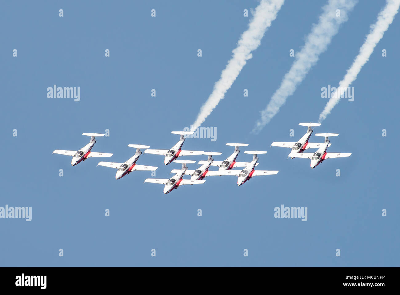 Il Snowbirds, le forze canadesi Aerobatic Team, eseguendo su Niagara sul lago come parte del Canada 150 celebrazioni Foto Stock