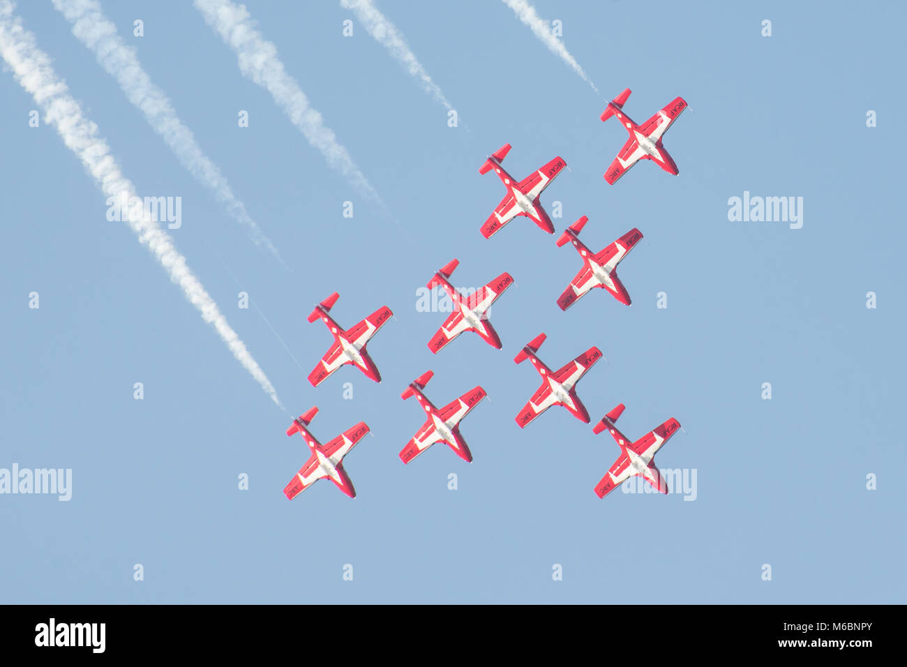 Il Snowbirds, le forze canadesi Aerobatic Team, eseguendo su Niagara sul lago come parte del Canada 150 celebrazioni Foto Stock