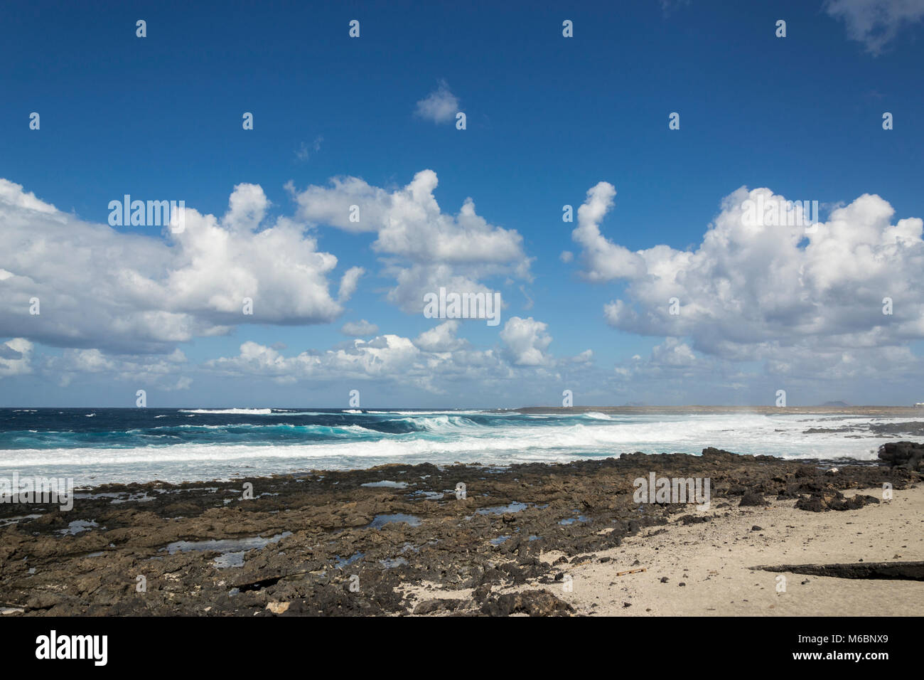 Oceano onde da surf presso la Santa, Lanzarote, Isole Canarie, Spagna Foto Stock