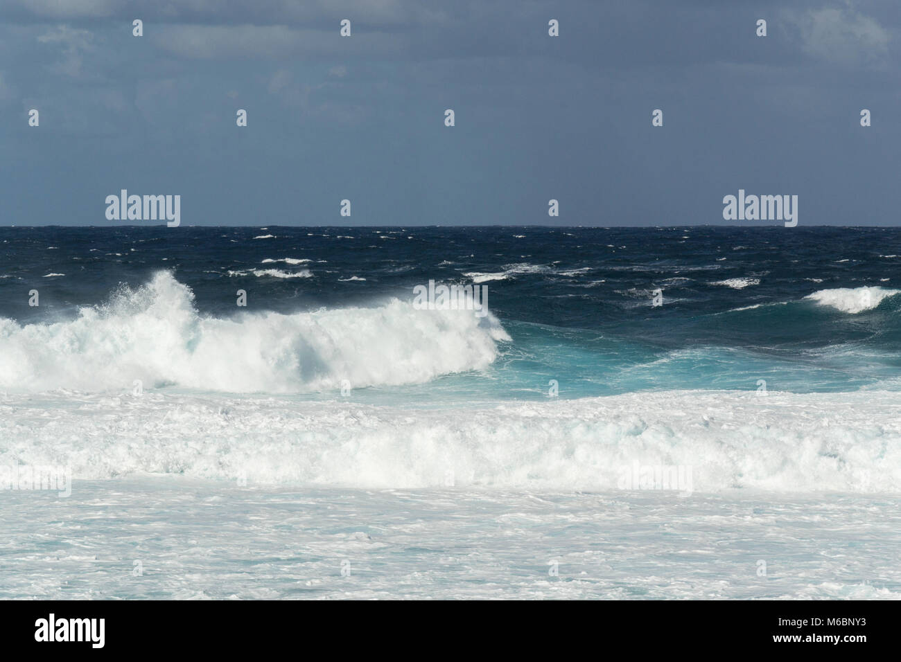 Oceano onde da surf presso la Santa, Lanzarote, Isole Canarie, Spagna Foto Stock