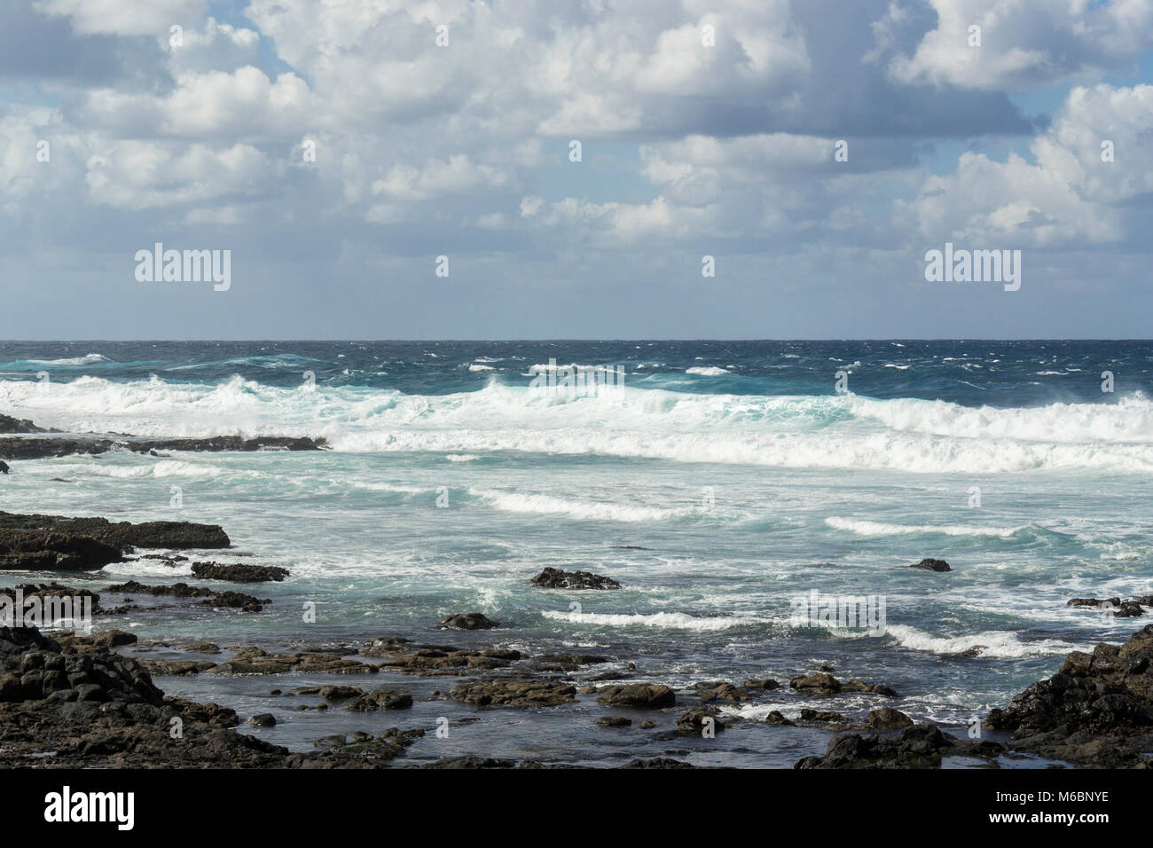 Oceano onde da surf presso la Santa, Lanzarote, Isole Canarie, Spagna Foto Stock