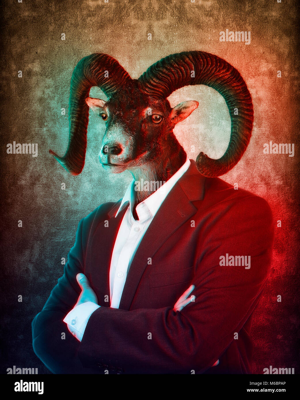 Testa di capra su il corpo di un uomo sulla texture di sfondo marrone Foto Stock
