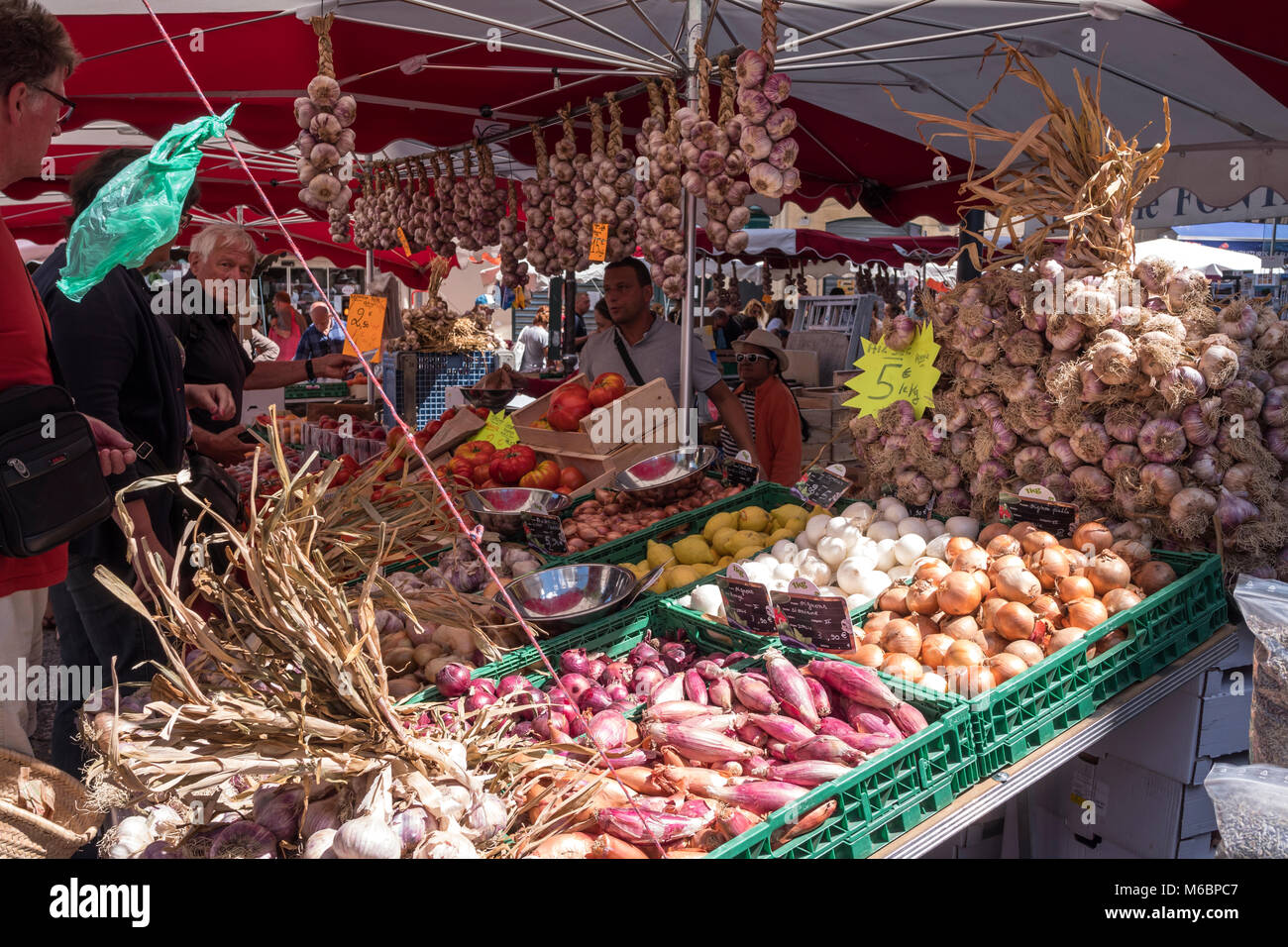Le bancarelle del mercato Apt Vaucluse Provenza-Alpi-Costa azzurra Francia Foto Stock