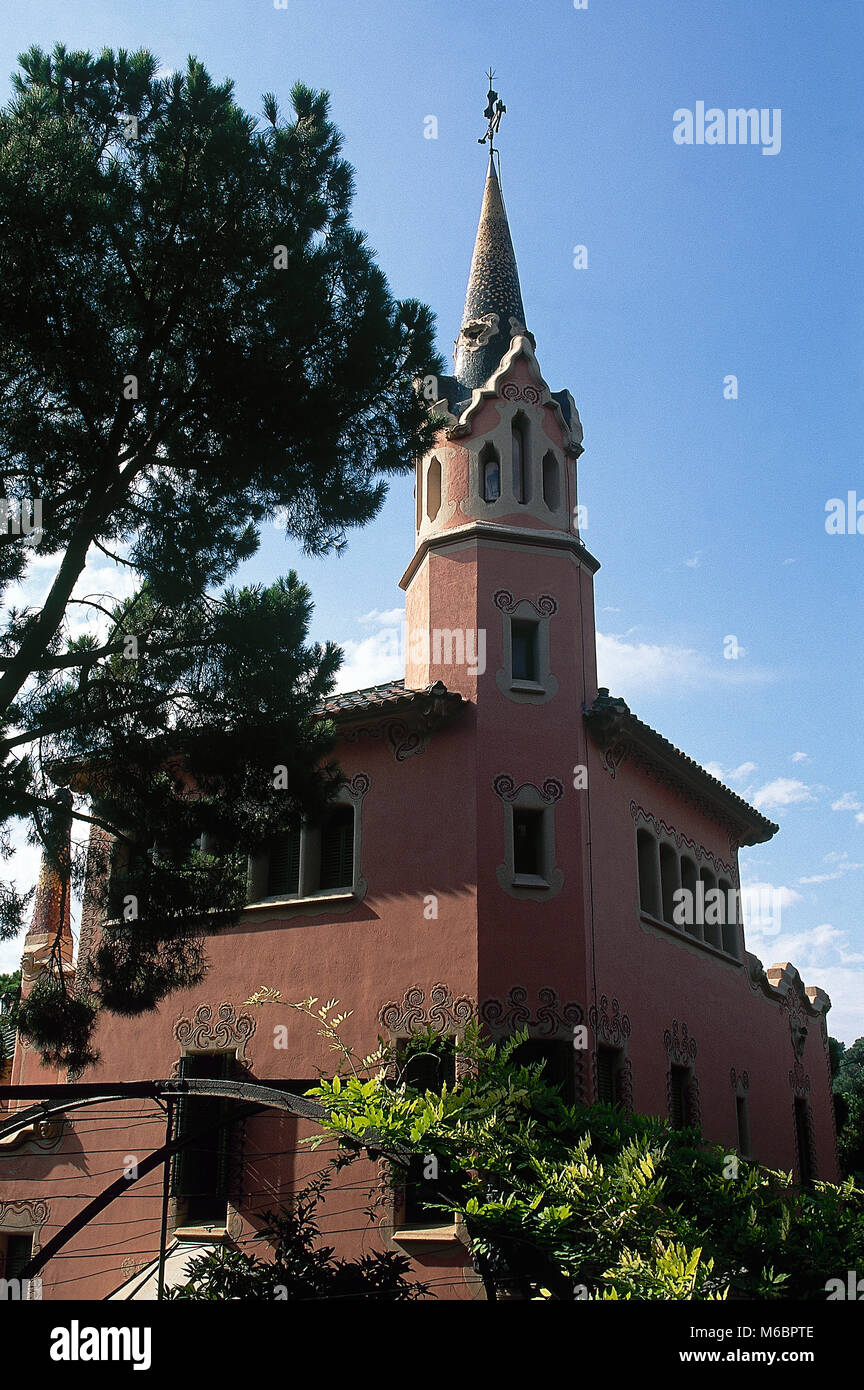 Barcellona, in Catalogna, Spagna. Parco Guell, progettato da Antonio Gaudi, 1900-1914. La casa di Gaudi Museum. Modernismo Catalano. Foto Stock