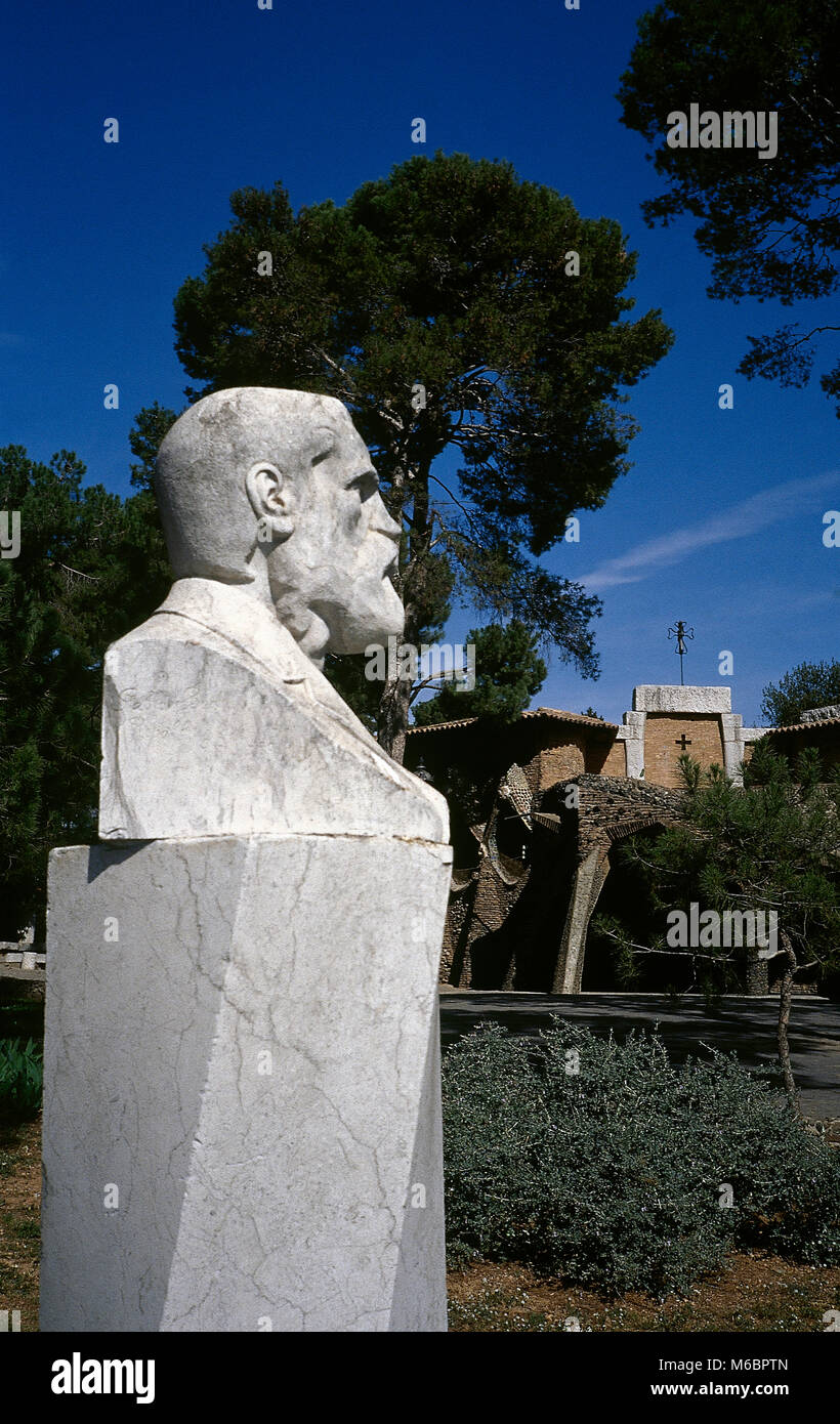 Antonio Gaudi (1852-1926). Il catalano archutect. La scultura si trova nei giardini della Cripta della Colonia Güell. Santa Coloma de Cervello, provincia di Barcelona, Catalogna, Spagna. Foto Stock