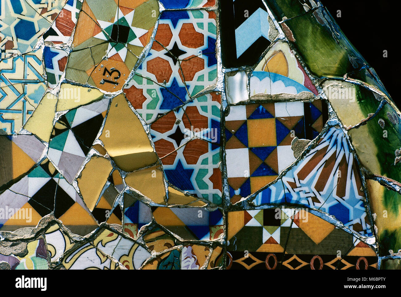 Barcellona, in Catalogna, Spagna. Parco Guell, progettato da Antonio Gaudi, 1900-1914. Mosaico sulla terrazza principale, dettaglio. Ceramica tecnica denominata Trencadis (frammenti di ceramica). Modernismo Catalano. Foto Stock