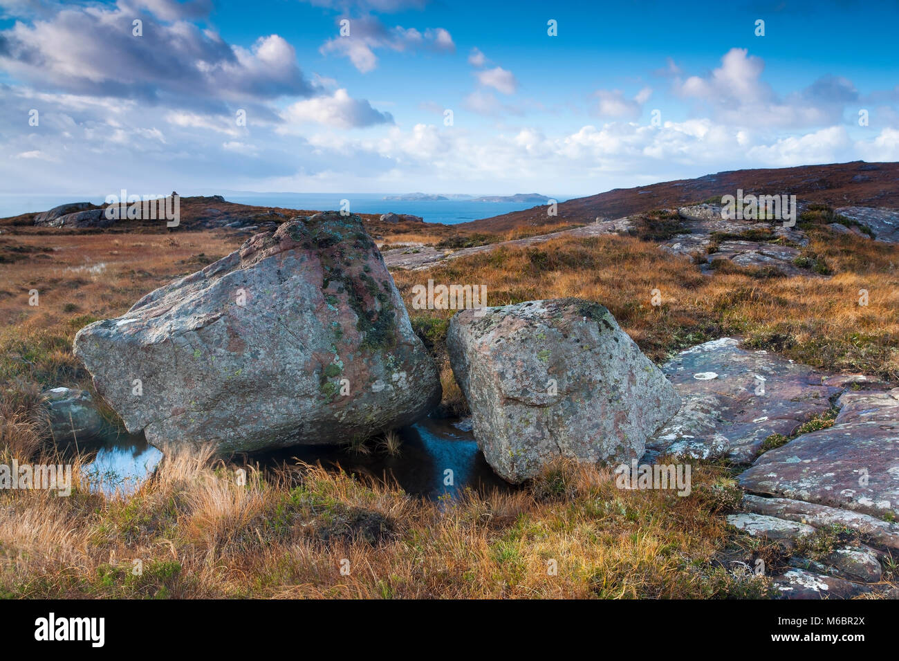 Veduta invernale del robusto e colorato Wester Ross paesaggio lungo la West costa scozzese. Foto Stock