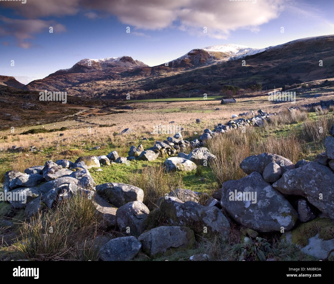 Veduta invernale del Snowdonia Nnnnnational Park guardando verso Rhinogydd, le montagne Rhinog, nel Galles del Nord. Foto Stock