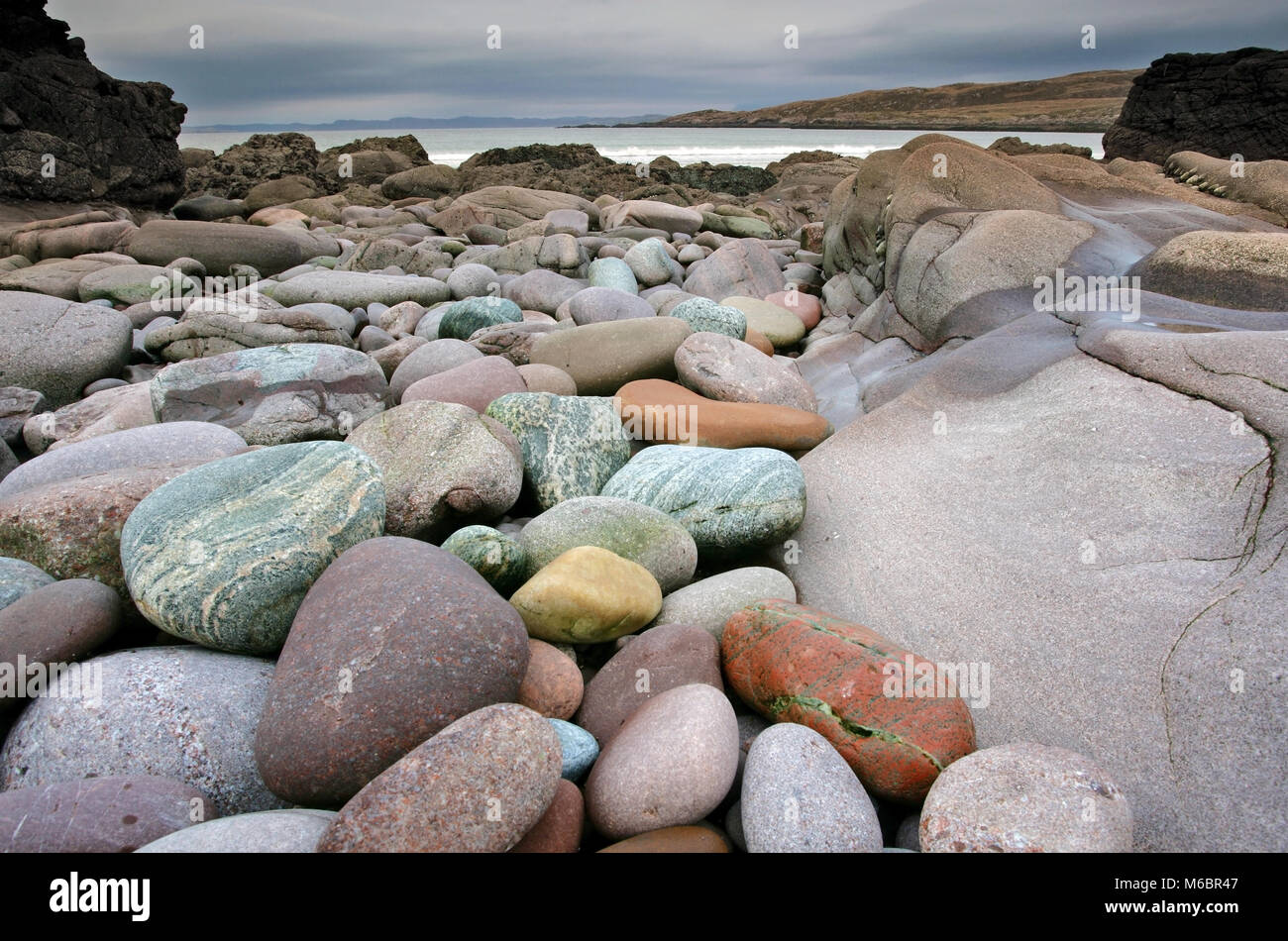 Una vista delle rocce colorate di Achnahaird Bay sulla costa ovest della Scozia. Foto Stock