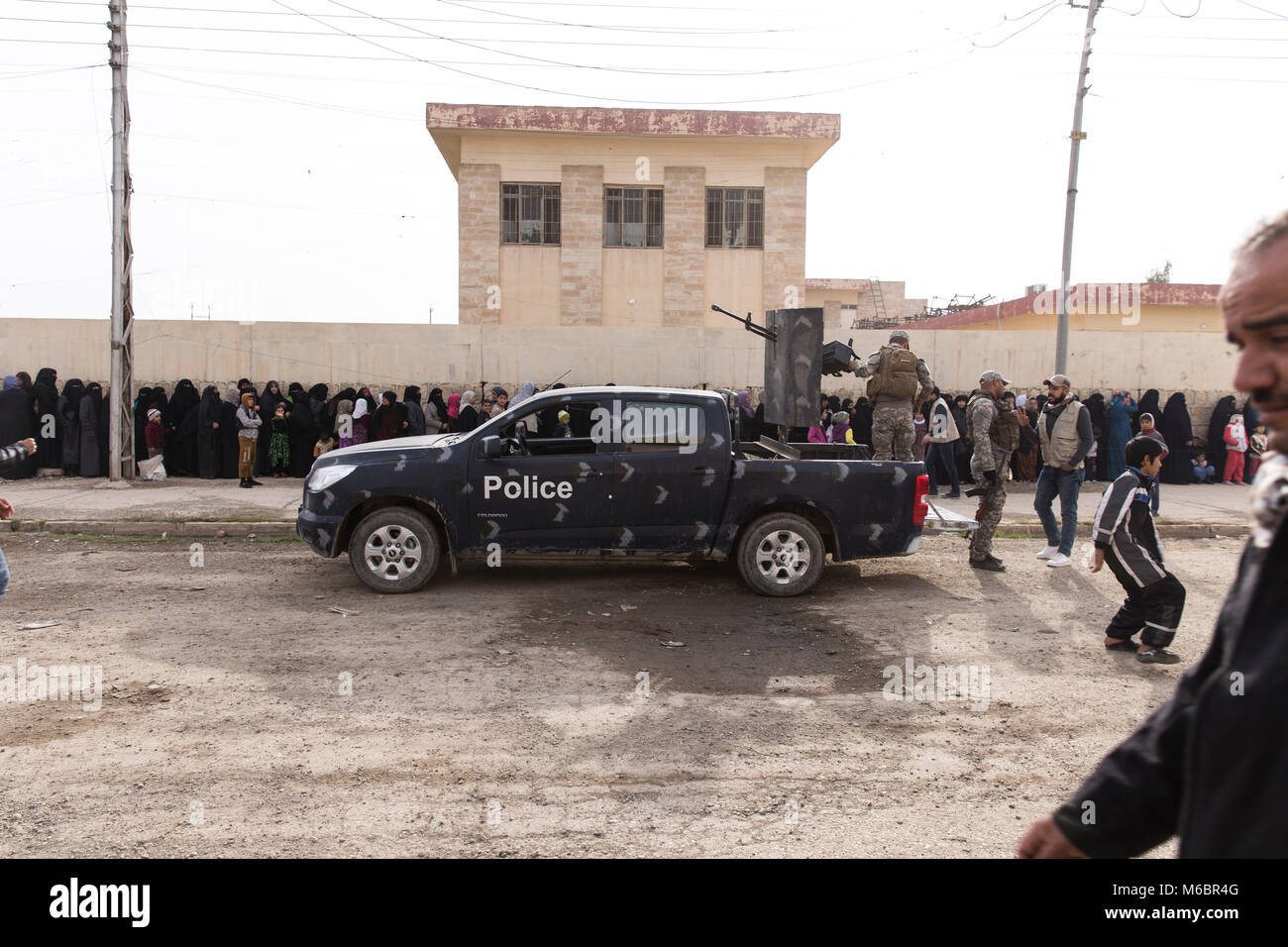 Mosul, Iraq. 8 Dicembre 2016 - Mosul locali coda per Nazioni Unite aiuti nel quadro di guardie armate nelle strade di Mosul, Iraq - Â© Ty Faruki Foto Stock