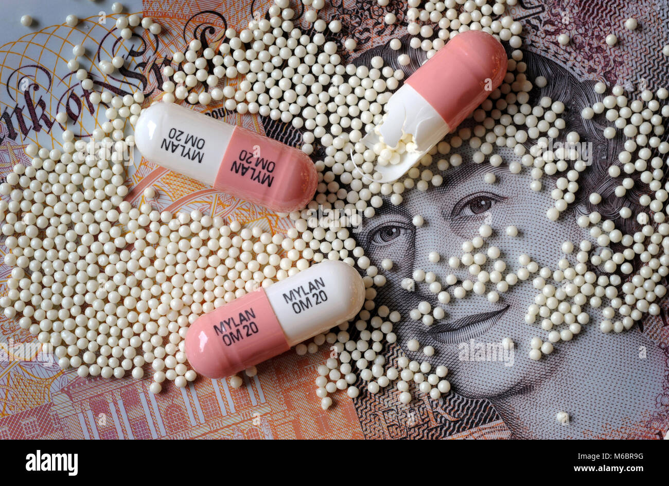 Le capsule di farmaco con contenuti con nuovi BRITISH £10 NOTA RE I costi della sanità spese farmaceutiche NHS TEST SULLA SALUTE ETC REGNO UNITO Foto Stock