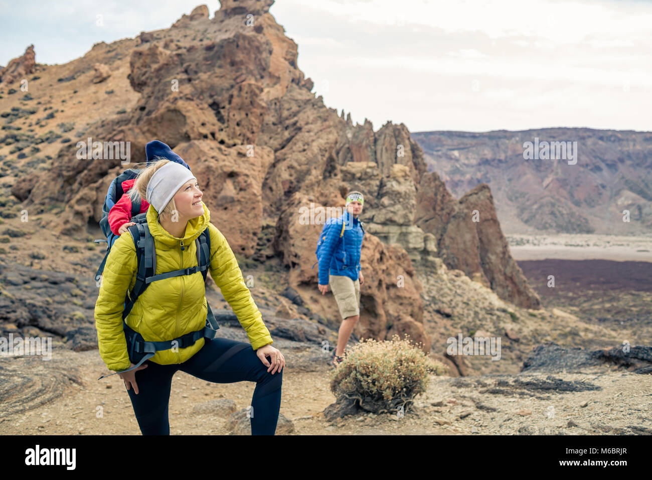 Escursionismo coppia con bambino viaggia nello zaino. Avventura Trekking con bambino in autunno viaggio con la famiglia in montagna. Vacanze in famiglia con i carri per neonati Foto Stock