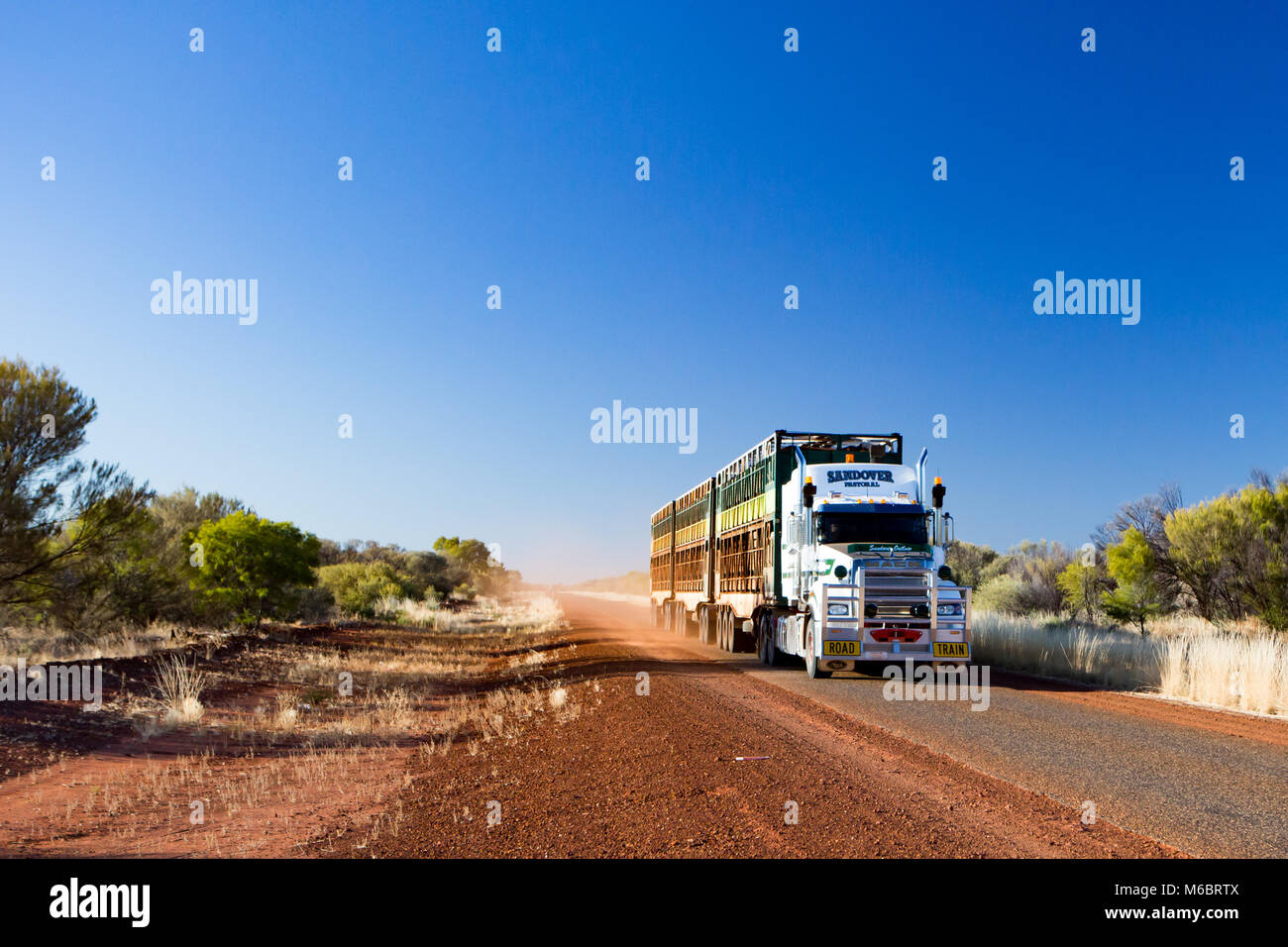 Un iconico 3 rimorchio stradale australiana treno viaggia lungo l'Abbondanza Hwy vicino a Gemtree nel Territorio del Nord, l'Australia Foto Stock