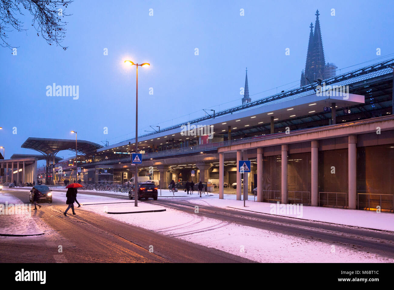 Germania, Colonia, del Breslauer square presso la stazione principale e sullo sfondo la cattedrale, neve in inverno. Deutschland, Koeln, der Breslauer Platz un Foto Stock