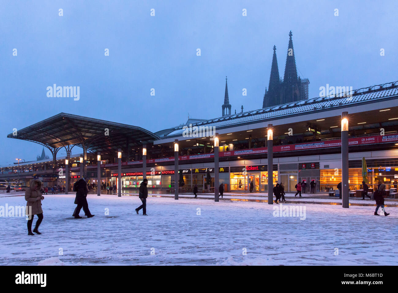 Germania, Colonia, del Breslauer square presso la stazione principale e sullo sfondo la cattedrale, neve in inverno. Deutschland, Koeln, der Breslauer Platz un Foto Stock