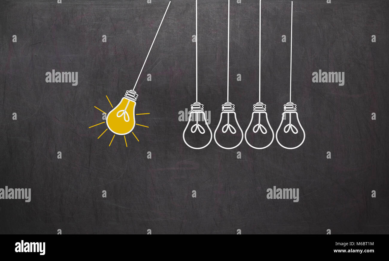 Grande idea. Il concetto di creatività con lampadine su sfondo lavagna Foto Stock