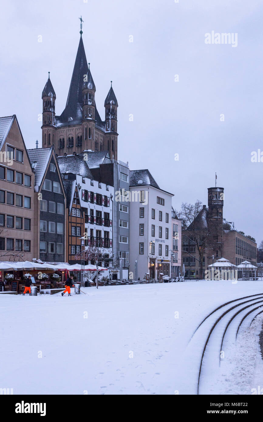 Germania, Colonia, case nella parte vecchia della città alla Frankenwerft, chiesa lordi di San Martin, inverno, la neve Deutschland, Koeln, Haeuser in der Al Foto Stock