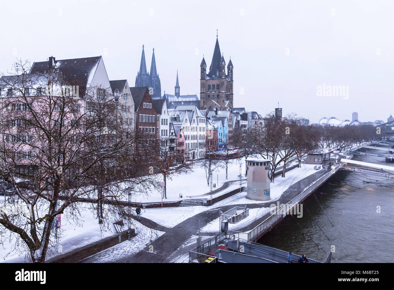 Germania, Colonia, case nella parte vecchia della città alla Frankenwerft, la cattedrale e la chiesa al lordo di San Martin, inverno, la neve. Deutschland, K Foto Stock