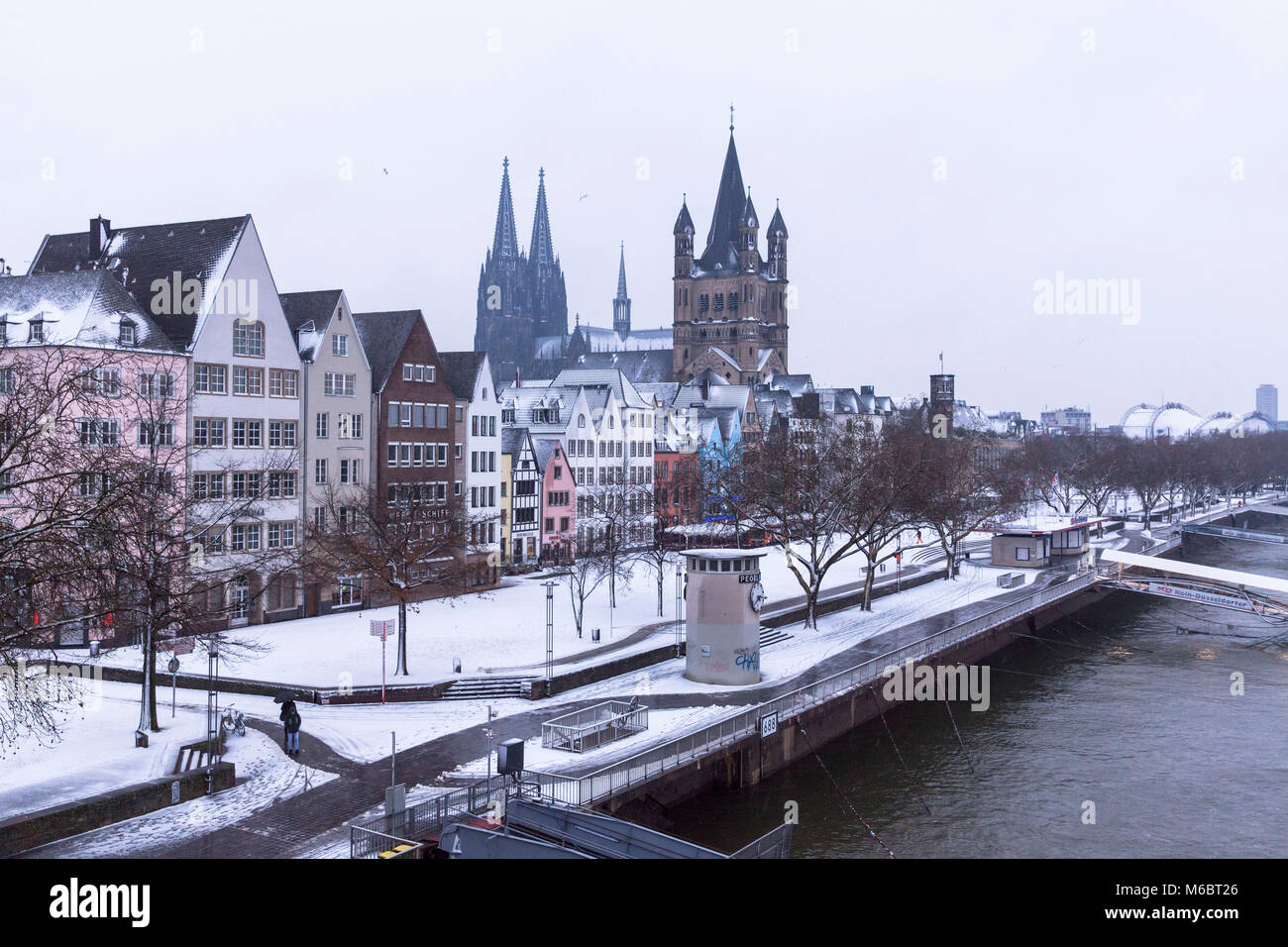 Germania, Colonia, case nella parte vecchia della città alla Frankenwerft, la cattedrale e la chiesa al lordo di San Martin, inverno, la neve. Deutschland, K Foto Stock
