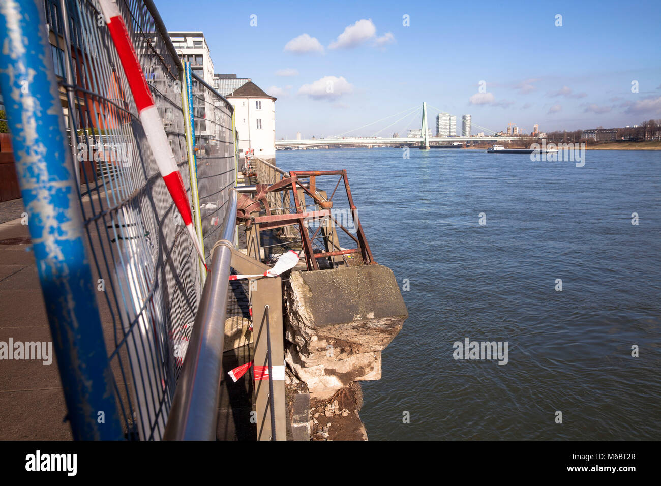 Germania, Colonia, Rheinau Harbour, durante l'ultimo alluvione del fiume Reno navi ormeggiate strappato il vecchio paracarri fuori del molo e seriamente Foto Stock