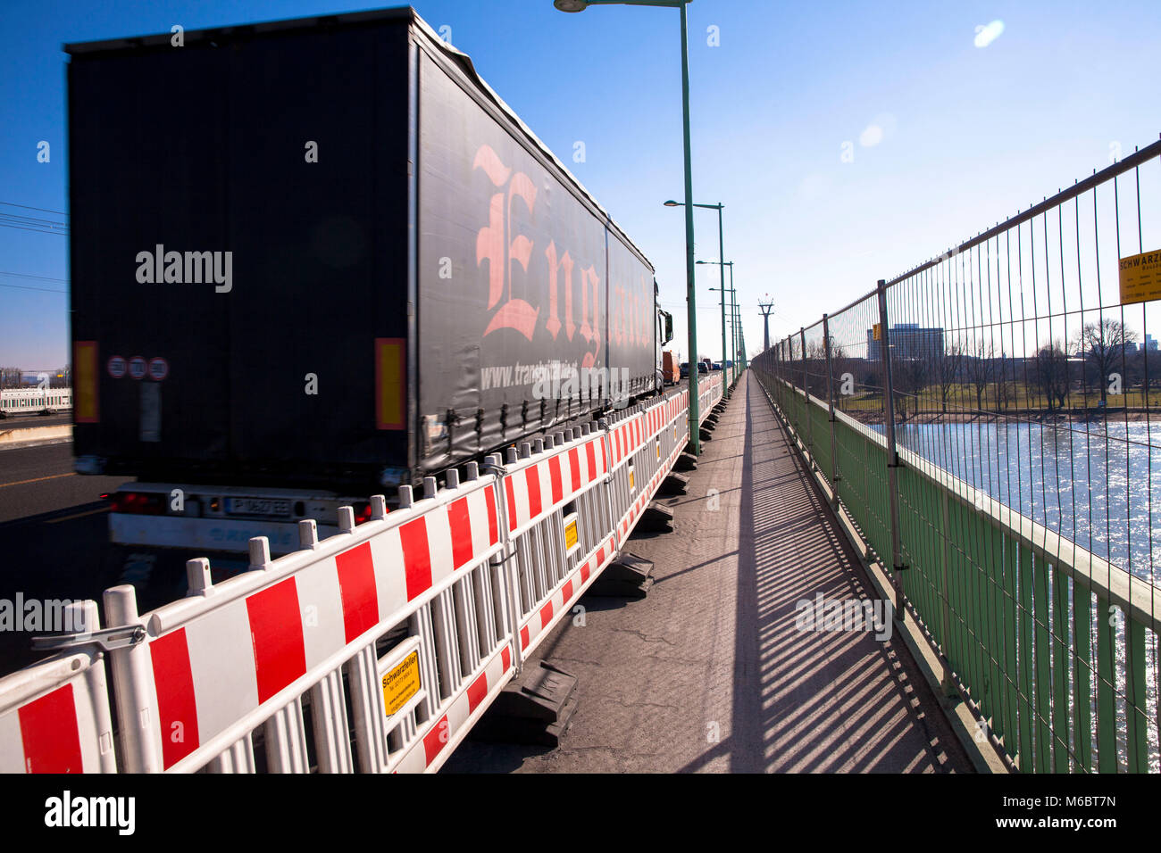 Le barriere stradali a una costruzione di strade zona sullo Zoo ponte che attraversa il fiume Reno a Colonia, Germania. Baustellenabsperrung auf der Zoobruecke ueber d Foto Stock