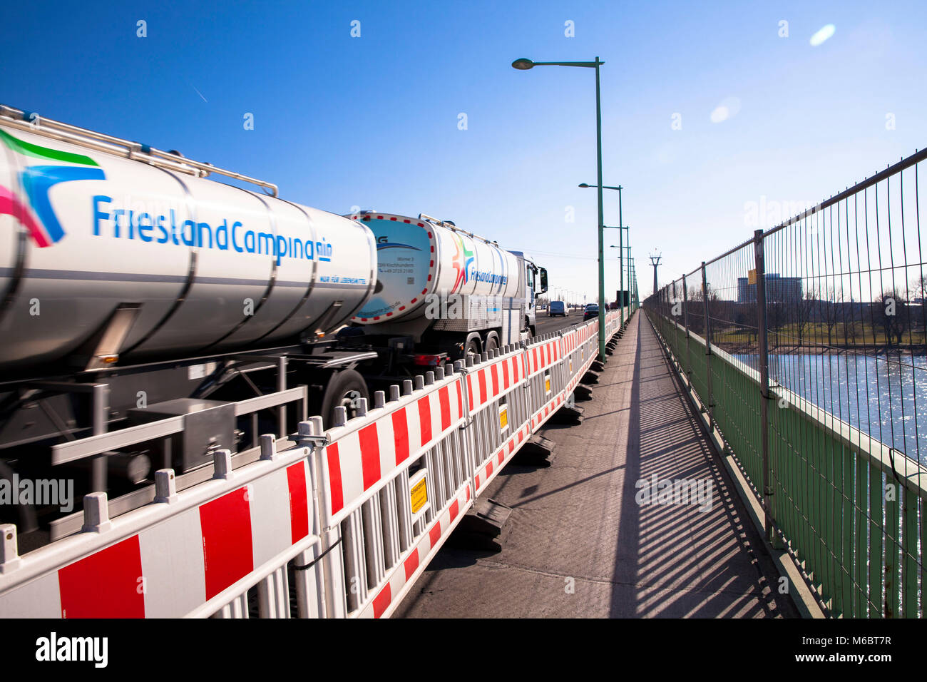 Le barriere stradali a una costruzione di strade zona sullo Zoo ponte che attraversa il fiume Reno a Colonia, Germania. Baustellenabsperrung auf der Zoobruecke ueber d Foto Stock