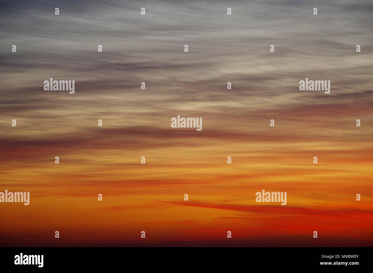 Arancione del cielo della sera con una cinghia drammatico di nuvole. Colori perfetti dopo il tramonto. Foto Stock