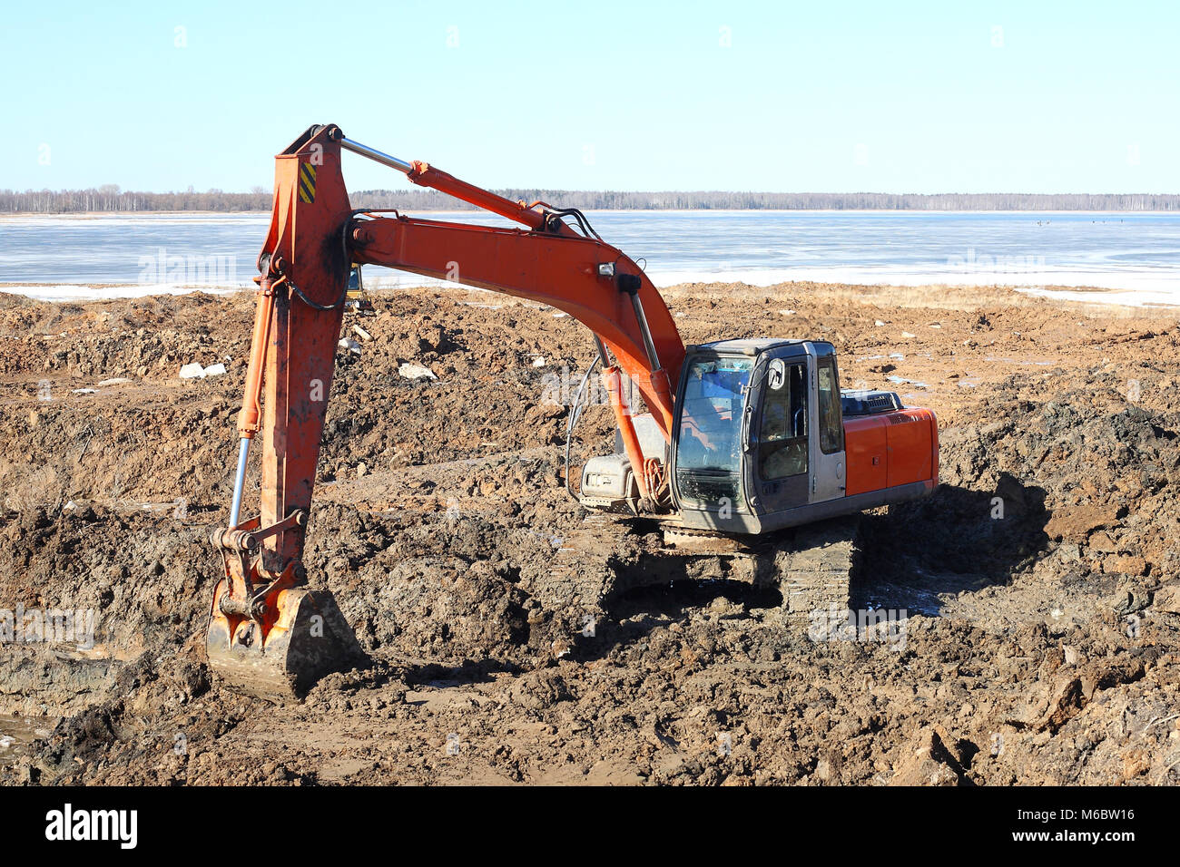 Costruzione di ormeggi per lo stazionamento di imbarcazioni - Escavatori in lavoro sporco Foto Stock