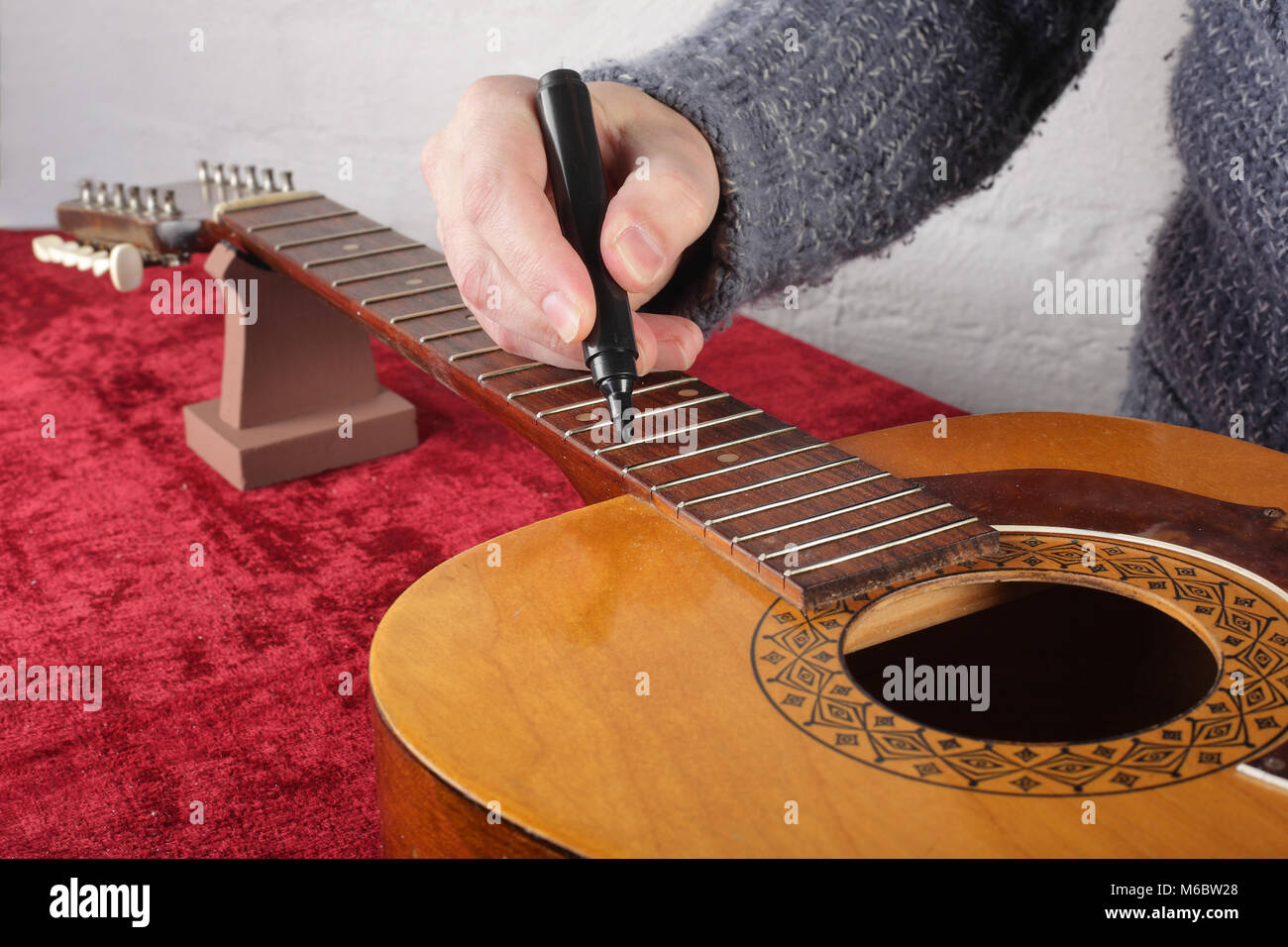 Strumento musicale la riparazione di una chitarra e il servizio di  assistenza - Preparazione del lavoratore di ponticelli per la macinazione  Foto stock - Alamy