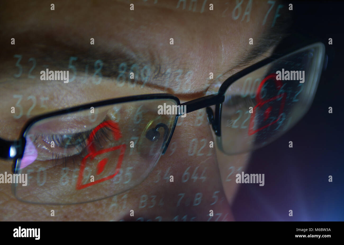 Volto di uomo di rottura del sistema di computer di sicurezza. Cyber Crime concetto. Aprire il lucchetto rosso. Foto Stock