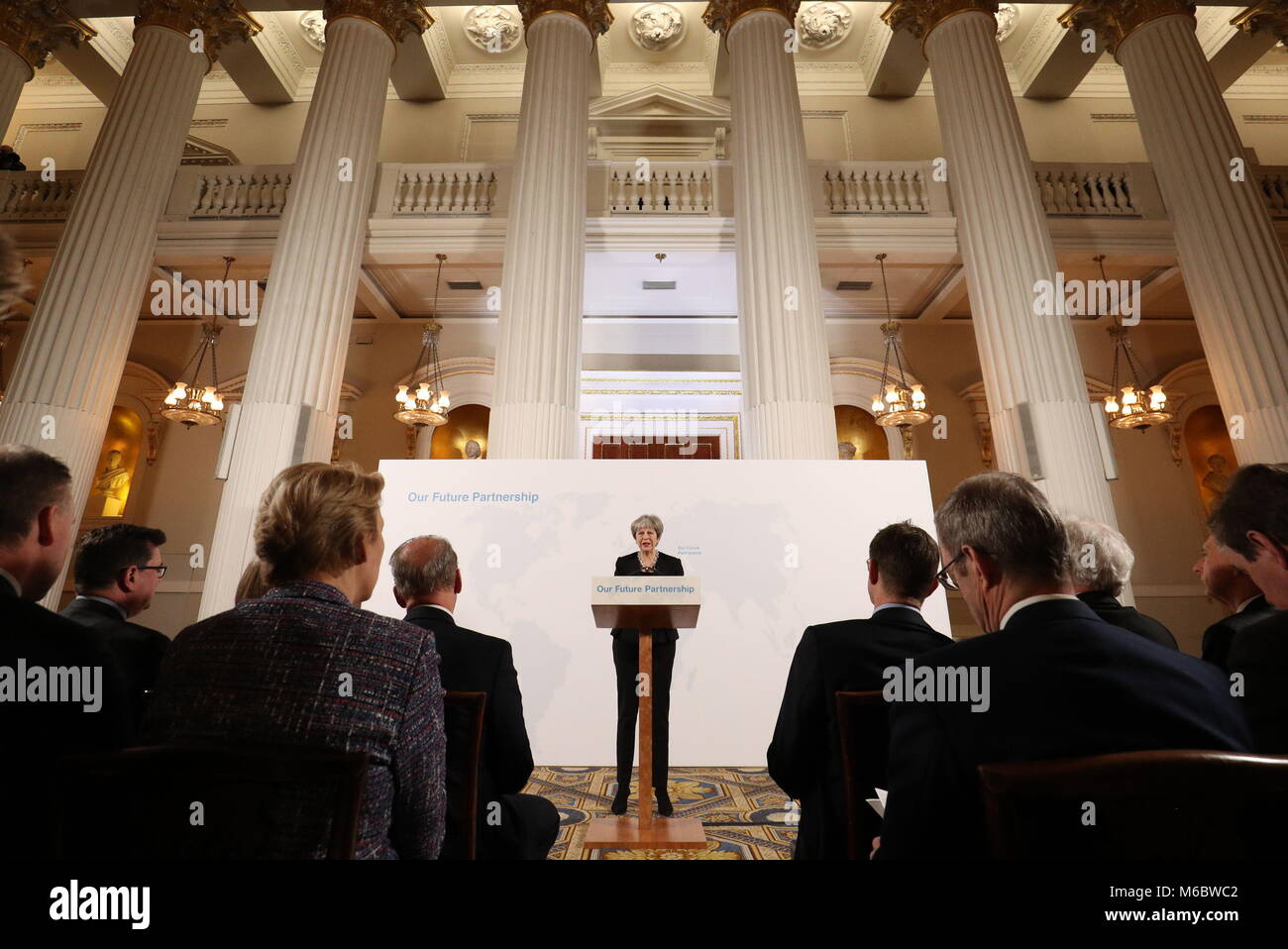 Il primo ministro Theresa Maggio offre un discorso presso la Mansion House di Londra per il Regno Unito del partenariato economico con l'UE dopo Brexit. Foto Stock