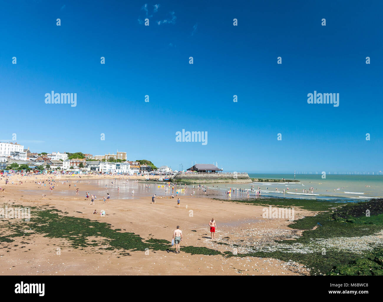 Le persone che si divertono sull Viking Bay Beach, BROADSTAIRS KENT, Inghilterra Foto Stock